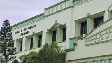 கிருஷ்ணகிரி: மாவட்ட ஆட்சியர் அலுவலகம் முன்பு  குடியிருந்து வரும் வீட்டை இடித்து ஜாதி ரீதியாக குடியிருக்க விடாமல் தடுக்கும் நபர் மீது புகார் மனு