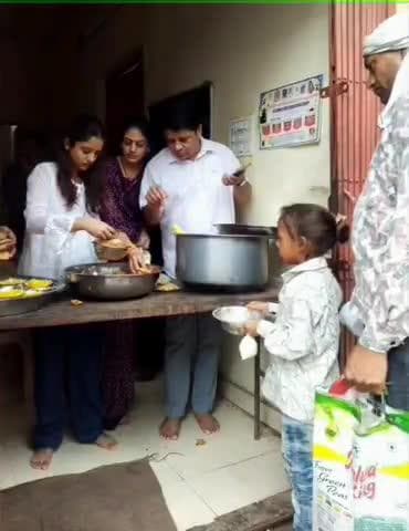 मेघनगर: मेघनगर में स्वर्गीय मोहनलाल भानपुरिया की प्रथम पुण्यतिथि पर जरूरतमंदों को भोजन वितरित किया गया