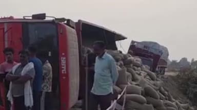 करनाल: गांव बुधनपुर के पास सड़क खराब होने से दान की बोरियों से भरा ट्रक पलटा, बड़ा हादसा टला