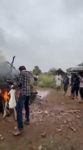 अंतिम संस्कार करने गए आई बहुत परेशानी
बारिश से रास्ता इतना बेकार हो रहा है
नेता लोग कोई सुनाई नहीं कर है @bhojraj