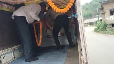 सरदार पटेल जयंती समारोह हेतु त्योंथर मे निकाली गई रथ यात्रा: Dr Charan Singh ने झंडी दिखाकर किया रथ को रवाना।