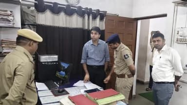 પારડી: જિલ્લા કલેક્ટર ભવ્ય વર્મા દ્વારા પારડી પોલીસ સ્ટેશનની મુલાકાત લીધી