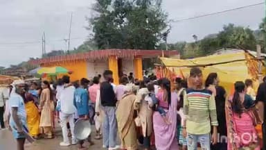 बांके बाज़ार: भरारी स्थान में उमड़ा श्रद्धालुओं का सैलाब, मन्नतें पूरी होने पर चढ़ाया गया चढ़ावा