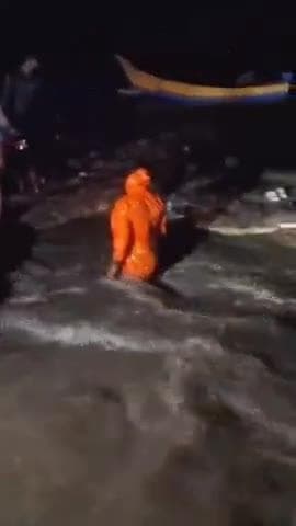 నరసాపురం: వేములదీవి చినమైనవానిలంకలో నల్లిక్రీక్ వంతెనకు గండి, ఆరుగురిని సురక్షితంగా రక్షించిన ఎన్డీఆర్ఎఫ్ బృందం