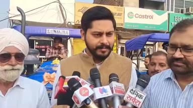 ਬਟਾਲਾ: ਬਟਾਲਾ ਦੇ ਵਿਧਾਇਕ ਅਮਨ ਸ਼ੇਰ ਸਿੰਘ ਨੇ ਚਾਰ ਟਰੈਕਟਰ ਨਗਰ ਨਿਗਮ ਬਟਾਲਾ ਨੂੰ ਅਤੇ ਫਾਇਰ ਬਿਰਗੇਡ ਨੂੰ ਦੋ ਗੱਡੀਆਂ ਦਿੱਤੀਆਂ