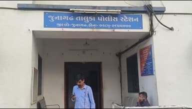 જૂનાગઢ: તાલુકાના  ચોકી ગામનો યુવાન ઇંગ્લિશ દારૂસાથે ઝડપાયો