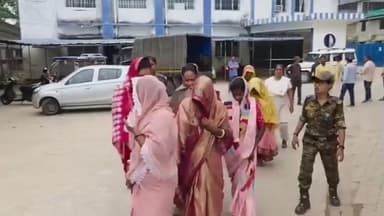 कोडरमा के तिलैया थाना क्षेत्र में सोना चैन छिनतई मामले में आठ महिलाएं पुलिस की गिरफ्त में ग्रामीणों ने पुलिस को सौंपा