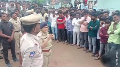 ఇచ్చోడ: ఇచ్చోడ మండలంలోని గుండాల గ్రామంలో కార్డ్ అండ్ సెర్చ్