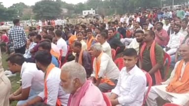 रघुनाथपुर: राजपुर खेल मैदान में चुनावी सभा को संबोधित करने पहुंचे यूपी के मुख्यमंत्री, कार्यकर्ताओं ने किया स्वागत