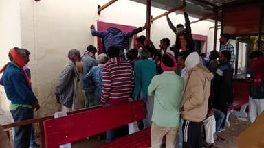 ये हैकिसान के हालात डीएपी के लिए भीड़ लगी हुए है सोयाबीन पहले गल चुका है खाद मिल नही रहा है कोई सुन नही रहा किसान परेशान