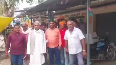 कुचायकोट: कुचायकोट बाजार में अमरेंद्र पांडेय के समर्थन में दर्जनों लोगों ने मतदान करने की अपील की