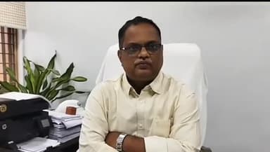 ఆచంట: మొంథా తుఫాన్ తో దెబ్బతిన్న వరి చేలకు జాగ్రత్తలు సూచించిన మార్టేరు వరి పరిశోధన కేంద్రం శాస్త్రవేత్త శ్రీనివాస్