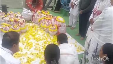 গুৱাহাটী: ব্ৰহ্মপুত্ৰৰ বক্ষত বিসৰ্জন জুবিন গাৰ্গৰ অস্থি উমানন্দ মন্দিৰৰ সমীপত পত্নী গৰিমা গাৰ্গ, ভগ্নী পামী বৰঠাকুৰ উপস্থিত