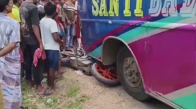 জলঙ্গি: সাগরপাড়ায় মর্মান্তিক পথ দুর্ঘটনা — কেটিএম বাইক ও যাত্রীবাহী বাসে মুখোমুখি সংঘর্ষ গুরুতর জখম এক যুবক