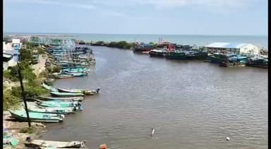 நாகப்பட்டினம்: மீன் பிடிக்க கடலுக்கு செல்ல விதிக்கப்பட்டிருந்த தடை விலக்கிக் கொள்ளப்பட்டதை எடுத்து கடலுக்கு செல்ல ஆயத்தமாகும் மீனவர்கள்