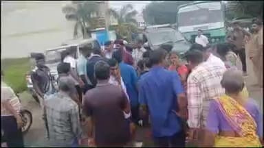 கே.வி.குப்பம்: லத்தேரியில் கழிவுநீர் கால்வாயில் தவறி விழுந்த குழந்தை கழிவு நீர் வெளியேற வழி இல்லாததால் மக்கள் சாலை மறியல்