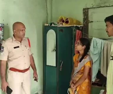 రాజోలి: రాజోలీ మండల కేంద్రంలోని ఇంట్లో చోరికి గురైన స్థలాన్ని పరిశీలించిన ఎసై గోకారి