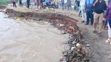 నరసాపురం: చిన్నమైనవాని లంకలో నల్లిక్రిక్ ఉప్పొంగి రోడ్డు కోతకు గురైన ప్రదేశాన్ని పరిశీలించిన కలెక్టర్ నాగరాణి