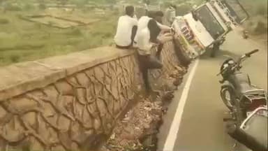 मासलपुर: फतेहपुर की घाटी में अनियंत्रित पिकअप सुरक्षा दीवार पर चढ़ी, बड़ा हादसा होते-होते टला