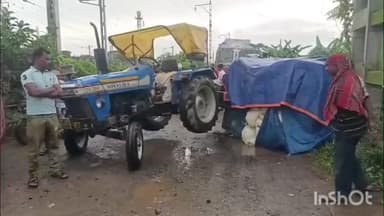 গলসি ১: পারাজে উল্টে গেল ধানবোঝাই ট্রাক্টর বেহাল রাস্তায় সারাইয়ের দাবি স্থানীয়দের