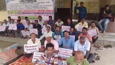 লালগোলা: পীরতলা স্টেশন উন্নয়নের দাবিতে রিলে অনশন, রেল অবরোধের হুঁশিয়ারি দুপুর ৩:৩০ পর্যন্ত চলে