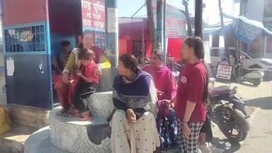 टिहरी: टैक्सी, मैक्सी और बस संचालकों की हड़ताल से बढ़ी लोगों की परेशानी, सड़कों पर वाहनों का इंतजार करते दिखे लोग