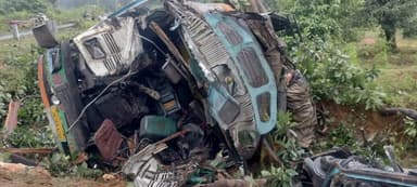 बूरमू: भीषण सड़क हादसे में ट्रक ड्राइवर की मौके पर हुई मौत!