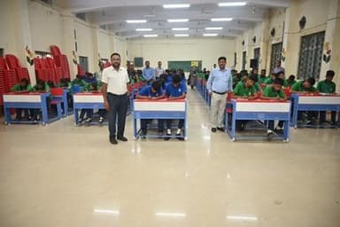 बरेका में राष्ट्रीय साइबर सुरक्षा जागरूकता माह के अंतर्गत आज दिनांक 29/10/2025 को बरेका इंटर कालेज में कक्षा 9 से कक्षा 11 तक के बच्चों के बीच "साइबर सुरक्षा" पर आधारित निबंध प्रतियोगिता का आयोजन किया गया।
#साइबरसुरक्षा
@railminindia