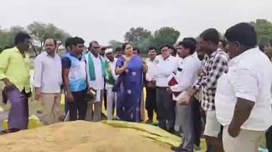 ముధోల్: లోకేశ్వరం మండలం హవర్గా గ్రామంలో వరి ధాన్యం కొనుగోలు కేంద్రాన్ని తనిఖీ చేసిన కలెక్టర్ అభిలాష అభినవ్