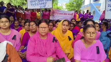 লাভপুর: বীরভূমের স্বাস্থ্য কর্মীকে হেনস্থার প্রতিবাদে লাভপুর হাসপাতাল চত্বরে কালো ব্যাচ বেঁধে অবস্থান-বিক্ষোভ স্বাস্থ্য কর্মীদের