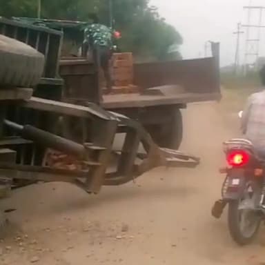 मालाखेड़ा: मालाखेड़ा के सीलीसेढ से ढेलावास की ओर रोड पर बरसात के कारण गड्ढों से ट्रैक्टर ट्राली पलटी, ग्रामीणों में रोष