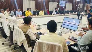 भभुआ: मुंडेश्वरी सभागार में ईवीएम का द्वितीय रैंडमाइजेशन, प्रेक्षक और निर्वाचि पदाधिकारी की अध्यक्षता में हुआ संपन्न