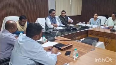 जगदलपुर: कमिश्नर कार्यालय में संभागीय अधिकारियों की मासिक समीक्षा बैठक संपन्न हुई