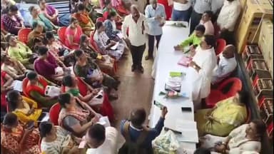 खासदार रविंद्र वायकर यांच्याहस्ते जोगेश्वरी विभागातील महिलांना घरघंटी, शिलाई मशीन वाटप