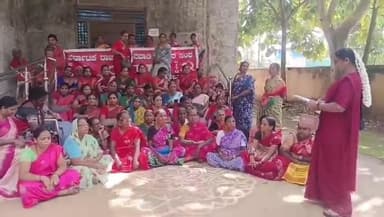 ಹಾನಗಲ್: ವಿವಿಧ ಬೇಡಿಕೆ ಈಡೇರಿಸುವಂತೆ ಆಗ್ರಹಿಸಿ ಪಟ್ಟಣದಲ್ಲಿ ಅಂಗನವಾಡಿ ಕಾರ್ಯಕರ್ತೆಯರಿಂದ ಪ್ರತಿಭಟನೆ