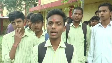 మావల: కళాశాల సమయంలో కొంత మార్పు ఇవ్వాలని కళాశాల ఎదుట సంజయ్ంధీ ప్రభుత్వ పాలిటెక్నిక్ విద్యార్థులు నిరసన