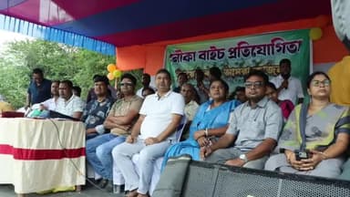 চাপড়া: চাপড়ার শিকরা রানাবন্ধ আমরা ক'জনের পরিচালনায় নৌকা বাইচ প্রতিযোগীতার উদ্বোধনী অনুষ্ঠানে তৃণমূল নেতৃত্ব