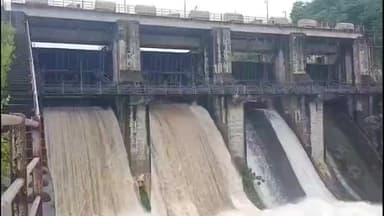 మాడుగుల మండలం పెద్దేరు జలాశయంలోకి భారీగా చేరుతున్న వర్షపు నీరు, రెండు గేట్లు ఎత్తి, 1750క్యూసెక్కుల నీరు దిగుకు విడుదల