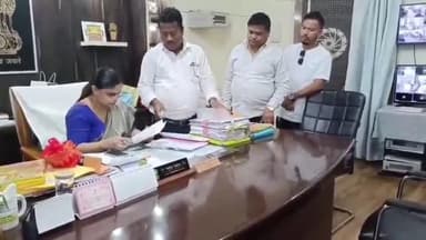 সোণাৰি: নদী বান্ধ বন্ধ কৰাৰ দাবীত জিলা আয়ুক্তক আয়ুক্ত কাৰ্যালয়ত স্মাৰক পত্ৰ প্ৰদান কৰিলে অঃজাঃযুঃছাঃপঃৰ জিলা সমিতিয়ে