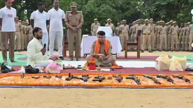 महाराजगंज: धनेवा धनेई स्थित पुलिस लाइन में SP ने किया शस्त्र पूजन, प्रशिक्षुओं को दिए अनुशासन के मंत्र