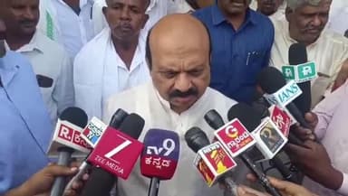 ಹಾವೇರಿ: ಸಂವಿಧಾನ ರಕ್ಷಣೆ ವಿಚಾರದಲ್ಲಿ ರಾಹುಲ್ ಗಾಂಧಿ ಮತ್ತು ಸಿ ಎಂ ಮಾತನಾಡುವುದು ಆಚಾರ ತಿನ್ನುವುದು ಬದನೇಕಾಯಿ ನಗರದಲ್ಲಿ ಮಾಜಿ ಸಿ ಎಂ ಬೊಮ್ಮಾಯಿ