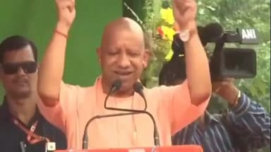 रघुनाथपुर: रघुनाथपुर में उत्तर प्रदेश के मुख्यमंत्री योगी आदित्यनाथ ने चुनावी जनसभा को संबोधित किया