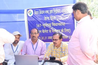 लखीसराय: राजकीय पॉलिटेक्निक कॉलेज के पोस्टल बैलट फैसिलिटेशन सेंटर का प्रेक्षक ने किया निरीक्षण