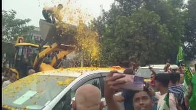 अस्थावां: अस्थावां के वेनार मोड़ के पास एनडीए कार्यकर्ताओं ने मुख्यमंत्री नीतीश कुमार की गाड़ी पर की पुष्प वर्षा