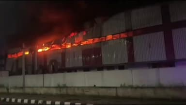 குன்றத்தூர்: வல்லம் சிப்காட்டில் குக்கர் உற்பத்தி செய்யும் தனியார் தொழிற்சாலையில் பயங்கர தீ விபத்து