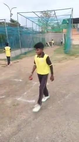 शाम को अभ्यास करते हुए खिलाड़ी हमारे यहां पूरे बारह महीने अभ्यास कराया जाता है। एडमिशन के लिए इस नंबर पर 8827267707