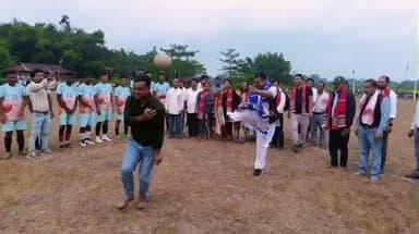 শদিয়া: অমৰপুৰত 'অমৰপুৰ কাপ' ফুটবল প্ৰতিযোগিতাৰ চূড়ান্ত খেলৰ উদ্বোধন শদিয়া সমষ্টিৰ বিধায়ক বলীন চেতিয়াৰ