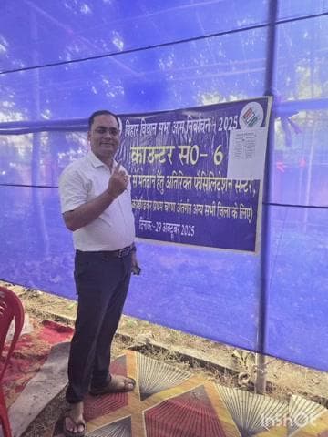 लखीसराय: अनुमंडल पदाधिकारी सह निर्वाची पदाधिकारी ने पोस्टल बैलट से किया मतदान