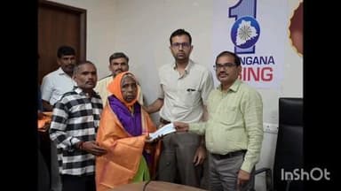 కొడంగల్: కొడంగల్ వెంకటేశ్వర స్వామి దేవాలయ విస్తరణలో ఇండ్లు కోల్పోతున్న వారికి చెక్కులు పంపిణీ చేసిన కలెక్టర్