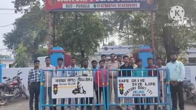 সাঁতুড়ি: সাঁতুড়ির সরকারি ITI কলেজের ছাত্র ছাত্রীরা নিজেদের হাতে ট্রাফিক ব্যরিকেড তৈরি করে সাঁতুড়ি থানার পুলিশকে তুলে দিল